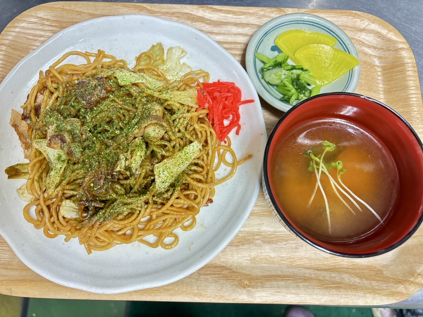 焼きそば+みそ汁+漬物