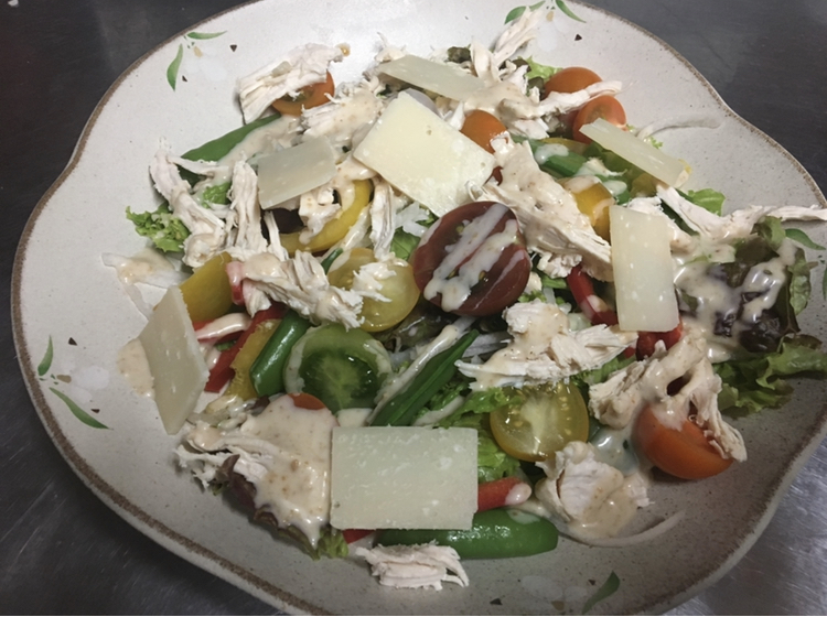 トマトとサラダ盛りシーザードレッシング