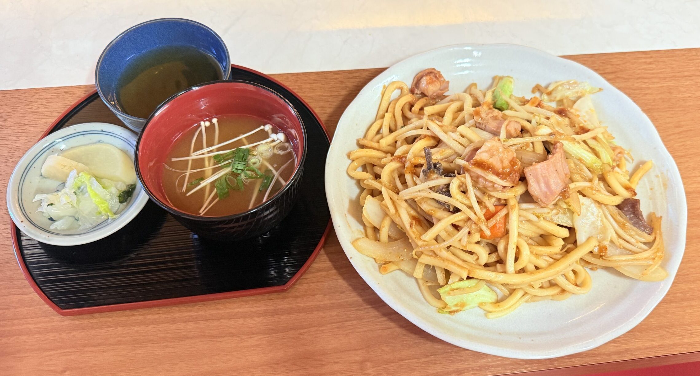 ホルモンうどん+みそ汁+漬物