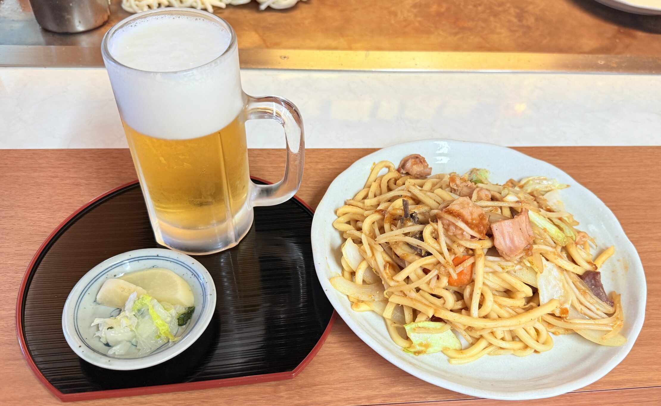 ホルモンうどん+生ビール+漬物